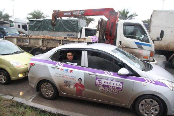 Hà Nội ùn tắc trong giá rét kỷ lục 9 độ kèm mưa, người dân chôn chân tại chỗ